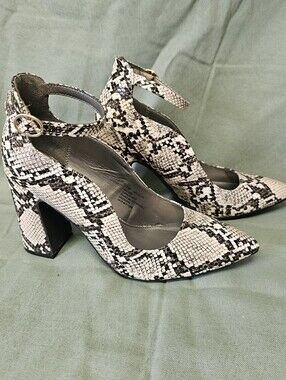 Worthington Ankle Strap Snake Print Pump in Beige/Black Sz7